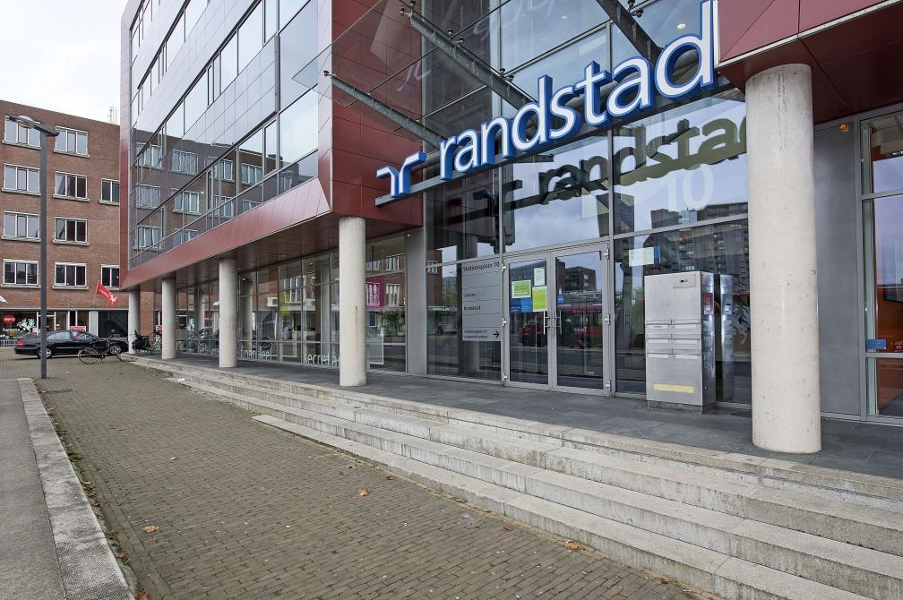 Stationsplein 10-11 Enschede OBJECT Algemeen Te huur een volledig ingerichte kantoorunit in een courant kantoorobject direct gelegen aan het NS trein- en busstation van Enschede aan het Stationsplein