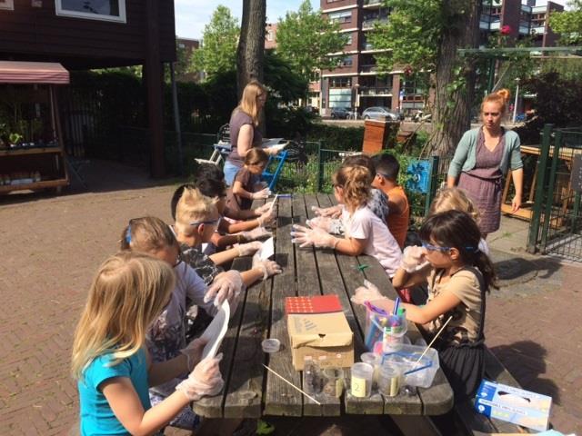 Kind zijn in Amsterdam heeft zo zijn voordelen: werken en leren op de Zimmerhoeve en spelen in het Westerpark.