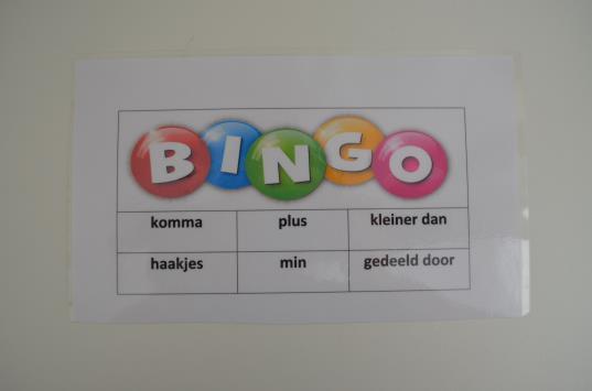 23. Bingo (symbolen van van bewerkingen) 1.6 ET 1.6 Volgende symbolen benoemen, noteren en hanteren: = < >+ - x. : / % en ( ) in bewerkingen.