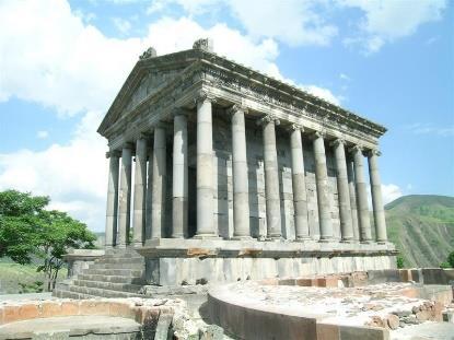 ) gelegen boven de Azatvallei in een indrukwekkend landschap, en werd gebouwd door de Armeense koning Tiridate na zijn kroning in Rome door keizer Nero.