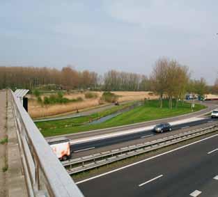 De toegang voor auto s naar de Krabbeplas loopt via de tussenzone tussen het opgespoten gebied van de Broekpolder en de A20.