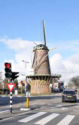 De binnenstad van Maassluis is in de 14e eeuw ontstaan aan de Maasdijk bij de Monsterse en Wateringse sluis.