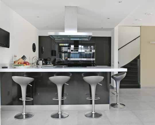De ruime ultra moderne keuken ca. 19 m² staat in open verbinding met de living.