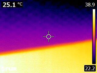 Thermografische foto s laten door middel van kleuren op foto s zien welke temperatuur de plekken in en rondom de woning