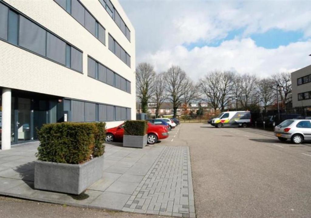 Kenmerken Omgevingsfactoren Het kantorengebied Westerhage kenmerkt zich door een aantal hoogwaardige kantoorgebouwen, waar diverse internationaal georiënteerde bedrijven zich reeds hebben gevestigd.