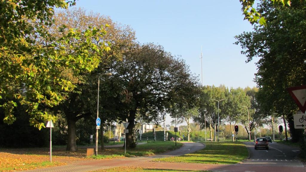 Steken we over naar het winkelcentrum en kijken we naar rechts, dan zien we de Emerparklaan.