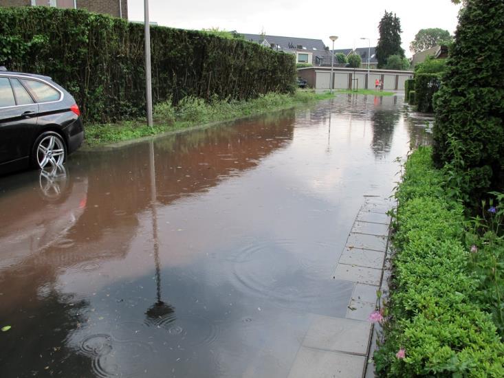 Meldingen bewoners Barendregtlaan 9f. Hierbij sluit ik mij aan bij de velen die klachten ondervinden van de wateroverlast door heftige buien.