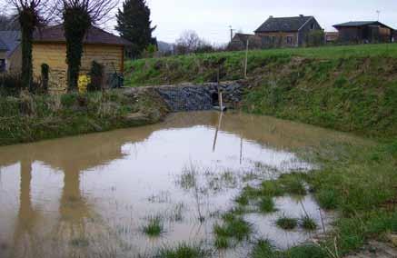 Uitvoering en Aandachtspunten Locatie Locatie van een bufferende dam Een bufferende dam wordt het best aangelegd op plaatsen in het landschap