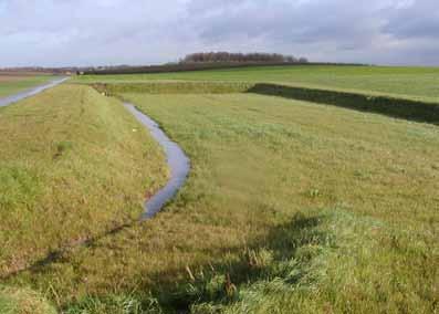 Aandachtspunt 2 De aanleg van een bufferende dam bovenaan een talud, bijvoorbeeld langs een (holle) weg of langs een waterloop is niet altijd wenselijk en moet steeds met de nodige omzichtigheid