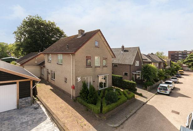 Omschrijving Aan een rustige straat nabij het centrum gelegen vrijstaande woning met eigen oprit en multifunctionele ruimte van maar liefst 65 m².