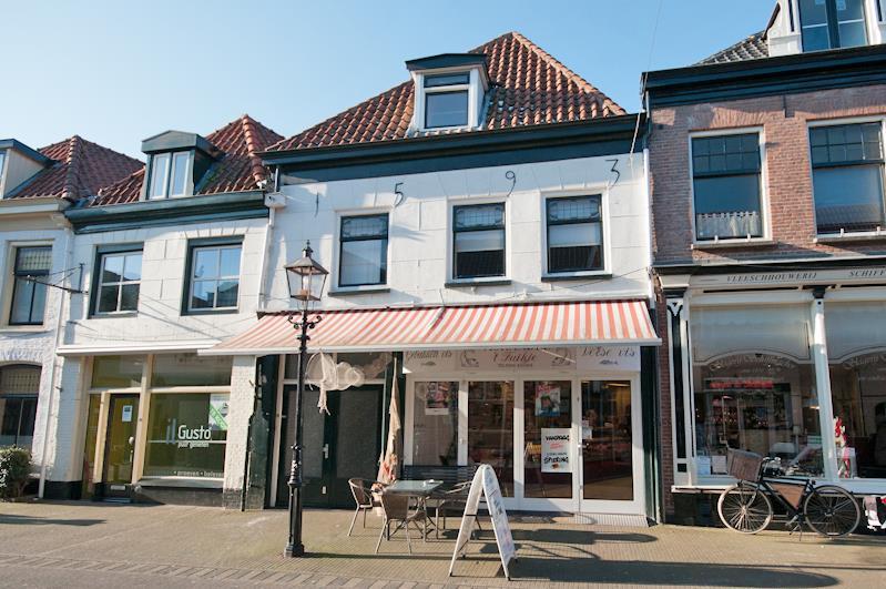 LUTTEKEPOORTSTRAAT 34 HARDERWIJK In hartje binnenstad gelegen woon-/winkelpand met tuin en tuinhuisje. Het pand ligt op een goede locatie nabij winkels zoals WE, Primera, Xenos en D-reizen.