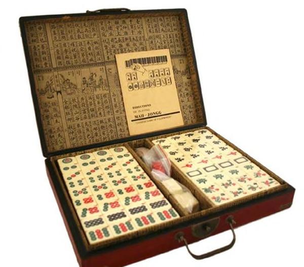 SPEELMATERIAAL Het mahjong spel bevat in totaal 144 stenen, twee dobbelstenen, vier stokken om de stenen op te plaatsen (één stok heeft een afwijkende kleur om de Oostenwind, de leidende wind aan te