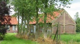 - de Vuilebeek - het bestaande hoevecomplex 2 van de drie gebouwen een zekere waarde hebben, het boerehuis van 1743, de dwarsschuur van 1922.