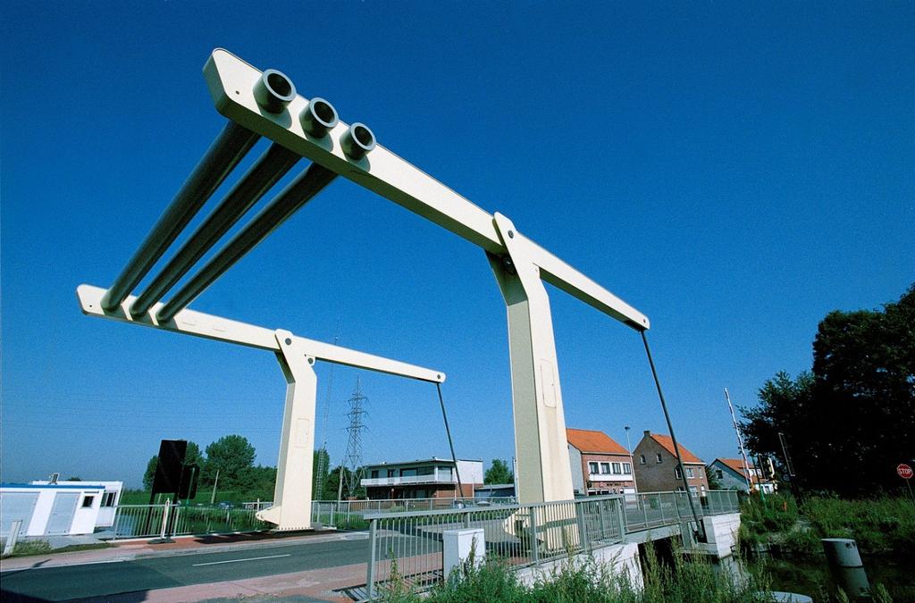 De brugval bevindt zich boven het water. De balansarmen en het tegengewicht van de brug bevinden zich bovengronds en worden ondersteund door de hameistijlen.