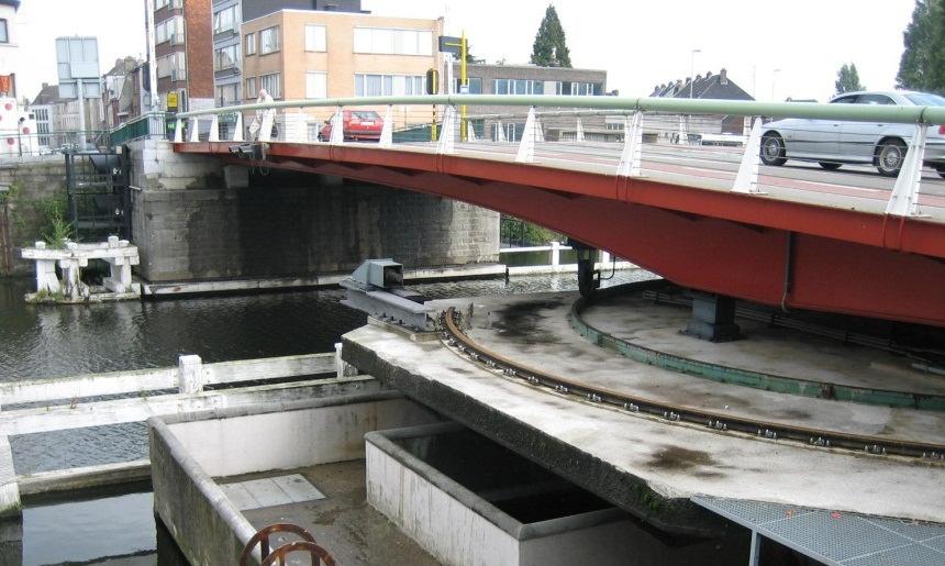 Draaibruggen zijn vaak voorzien van extra elektromechanische voorzieningen: o.a. beweegbare wiggen en spieën ter plaatse van de opleggingen om de brug te blokkeren of omhoog te duwen ter plaatse van de opleggingen in gesloten toestand.