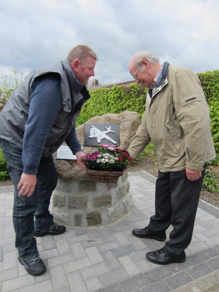 t Krèntje 3 dorpskrant voor en door Meterik Jaargang 4 Nummer 18 07 mei 2015 Redactie: Donkstraat 9 4 Mei Dodenherdenking (zie blz.