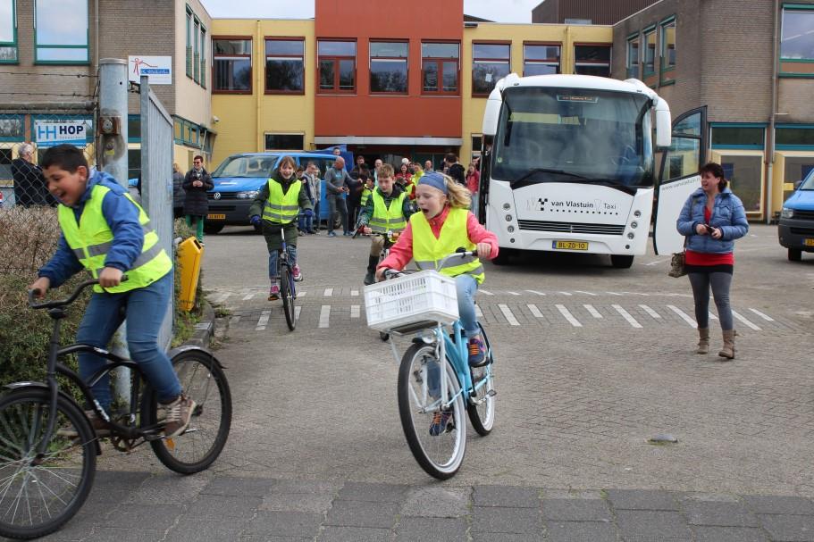 Het waren leerlingen van Het ieuwe emland, verkleed als spiderman, koekiemonster of iets