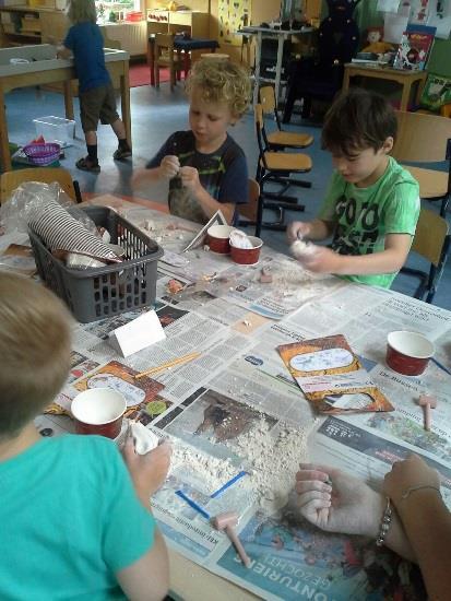 De kinderen horen zo de verschillende klanken, die ze later kunnen om vormen naar woorden. Het samen ontdekken en van elkaar leren is erg leuk en leerzaam.