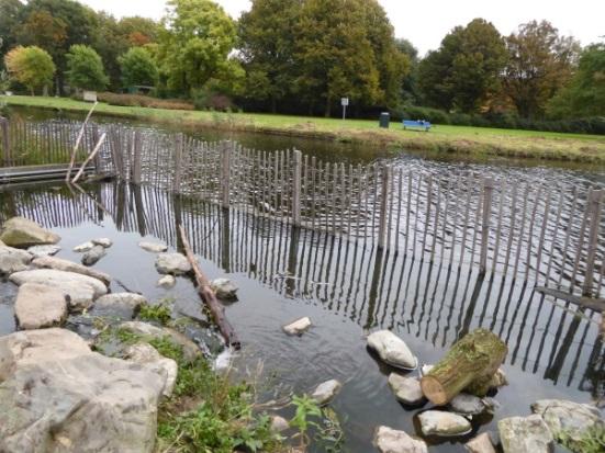 Het is van belang goed te controleren dat het hek intact blijft en dat ganzen geen andere manier vinden om de waterspeelplaats te betreden. 5.