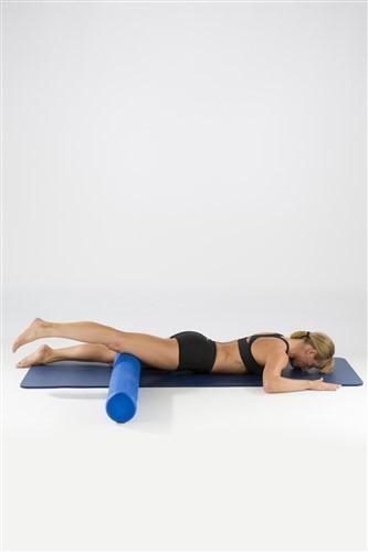 MYOFASCIAL RELEASE - UPPER LEG - FOAM ROLL ON STRETCHED QUADRICEPS FEMORIS Startpositie: buiklig met bovenbeen op de foam roll.