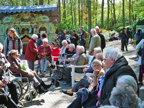 In de binnentuin van De Dobbegaarde is plaats voor een feesttent. Bewoners maken regelmatig een uitstapje. Twee keer per week zijn er gezamenlijke maaltijden voor mensen die niet meer zelf koken.