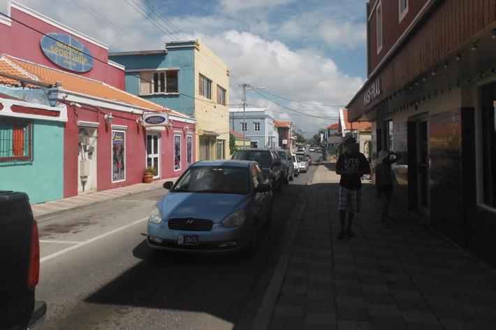 Circulatie PROMENADES In de huidige situatie is er één promenade te vinden in de Curazon di Playa. De Caya Betico Croes, vroeger de Nassaustraat, is nu de Mainstreet waar gewinkeld kan worden.