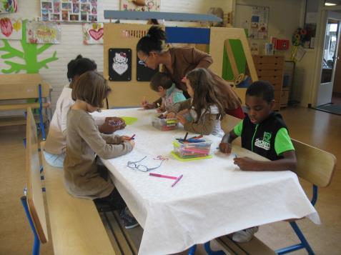 In de schoolvakanties voegen wij samen met BSO de Bever.. Ze komen hierdoor andere leeftijdgenootjes en pedagogisch medewerkers tegen en ze spelen eens in een andere ruimte.