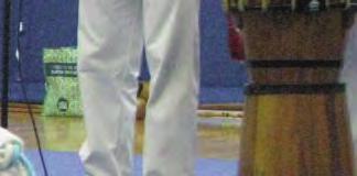 CAPOEIRA Capoeira is een mix van bewegen op muziek en een vechtsport (zelfverdediging), voor jong en oud.
