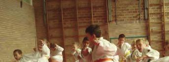 Daarom is karate een sport die net zoveel met de geest als met het lichaam te maken heeft. Je leert karateoefeningen, bekende karate kreten en tellen in het Japans van 1 tot.