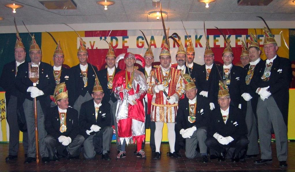 2004 De 1 e gemeenteprins Het jaar 2004 staat in het teken van de gemeenteprins. Zoals eerder vermeld levert elk jaar bij toerbeurt een van de gemeentelijke carnavalsverenigingen de gemeenteprins.