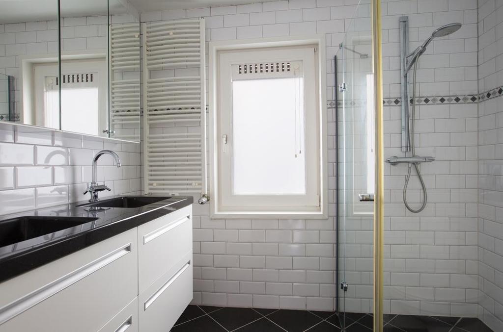 Badkamer Aan de voorzijde gelegen badkamer voorzien van een doucheruimte met transparant douchescherm en thermostaatkraan, een zwevend