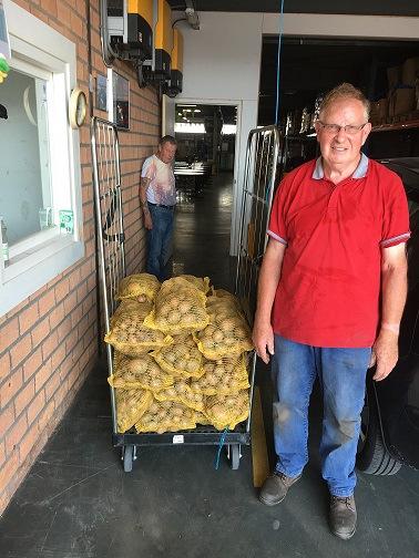 Op 21 september ontvingen we uit handen van de 7 koppige delegatie een cheque van 4.000 euro! Het is alweer even geleden dat chauffeur Hein van de Loo actief was voor de Voedselbank Eindhoven.