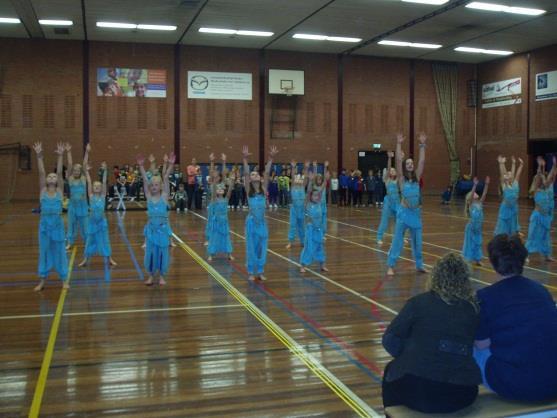 We hebben dan wel de afspraak met de 6- tot 9-jarigen dat zij binnen ons gezichtsveld spelen. Buiten spelen achter de school is erg uitdagend.