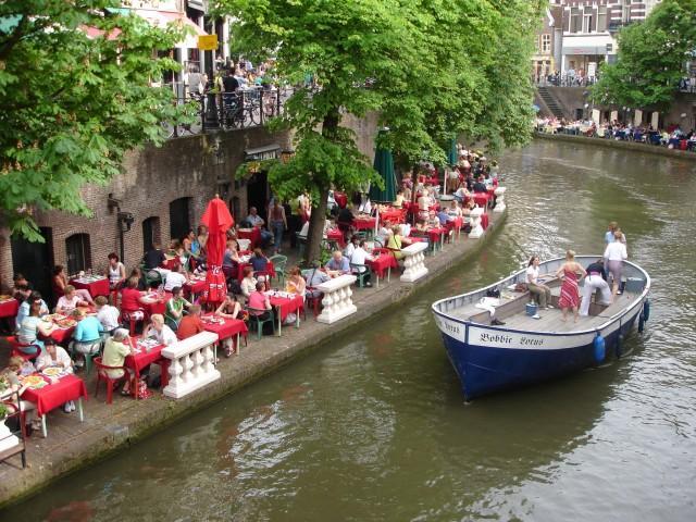 Utrecht heeft een gezellig stadscentrum met daaromheen de diverse woonwijken met veelal hun eigen identiteit.