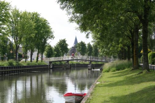 Diverse rijkswegen waaronder de A2, A12, A27 en A28 liggen rondom de stad, maar ook per trein zijn de overige steden in het land goed te