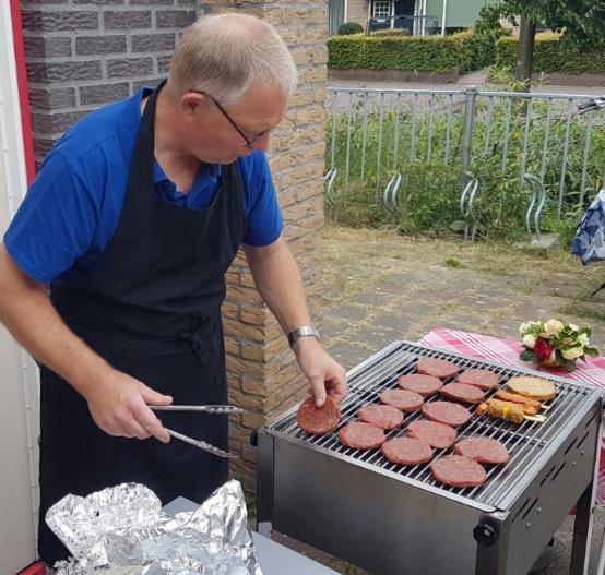 De leeftijd van de statafels kwam aardig overeen met de gemiddelde leeftijd van de gasten trouwens. Ik wist niet eens dat houten statafels ooit gemaakt waren.