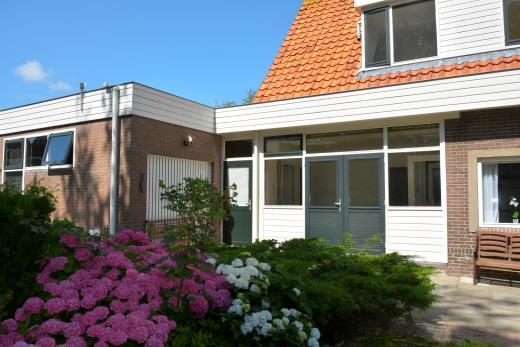 LISSE GASSTRAAT 6 Entree : Gang met meterkast, woonkamer, keuken en de trap naar de 1 e verdieping.. Woonkamer : De woonkamer is vanuit de gang en vanuit de keuken bereikbaar.