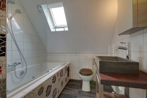 De badkamer is uitgevoerd met jacuzzi, tweede toilet en een wastafelmeubel. Tweede verdieping: Zolderverdieping waar de 3e slaapkamer is gesitueerd.