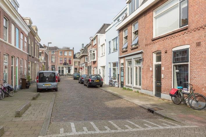 heerlijke balkon, een moderne open keuken met inbouwapparatuur, een ruime slaapkamer en moderne badkamer. In het gehele appartement ligt een mooie laminaatvloer.