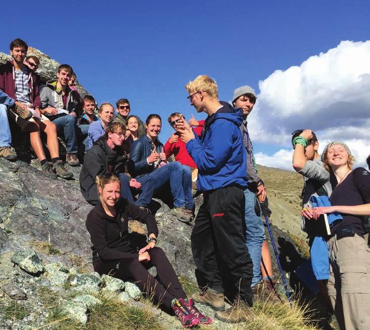 GEOLOGIE Geologie vind je niet terug in het lessenpakket van het secundair onderwijs. Wel komen bepaalde geologische onderwerpen aan bod in de lessen aardrijkskunde.