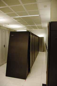 De supercomputer staat via het internet in verbinding met sterrenkundigen, waar ook ter wereld, die de voortgang van hun waarnemingen direct kunnen volgen.