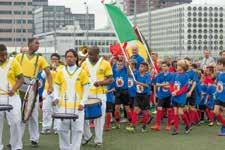 Spelers van ieder land krijgen hun eigen tenue. De openingsceremonie, met ruim 400 spelers en speelsters, begint met een vlaggenparade achter de drumband aan.