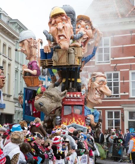 Traditiegetrouw rijdt de Optocht op de laatste dag van Vastenavend door de Bergse