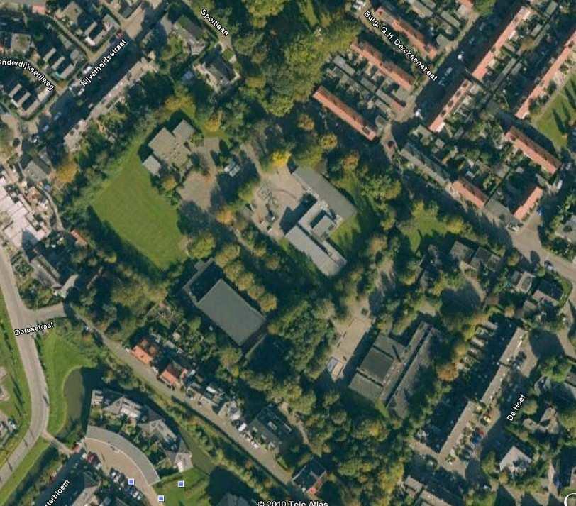 B&G rapport 899 Versie 13 (concept) Figuur 1: De indeling van het plangebied, Buurtcentrum De Hummel (zwarte pijl), sporthal De Dam (rode pijl), KPN-centrale (gele pijl), de Koningin Julianaschool
