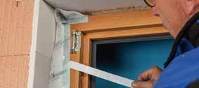 De geïntegreerde extra dubbelzijdige kleefstrook zorgt voor een eenvoudige aansluiting op de zijkant ramen en deuren. De afgeplakte voeg is onmiddellijk luchtdicht en de verbinding kan worden belast.