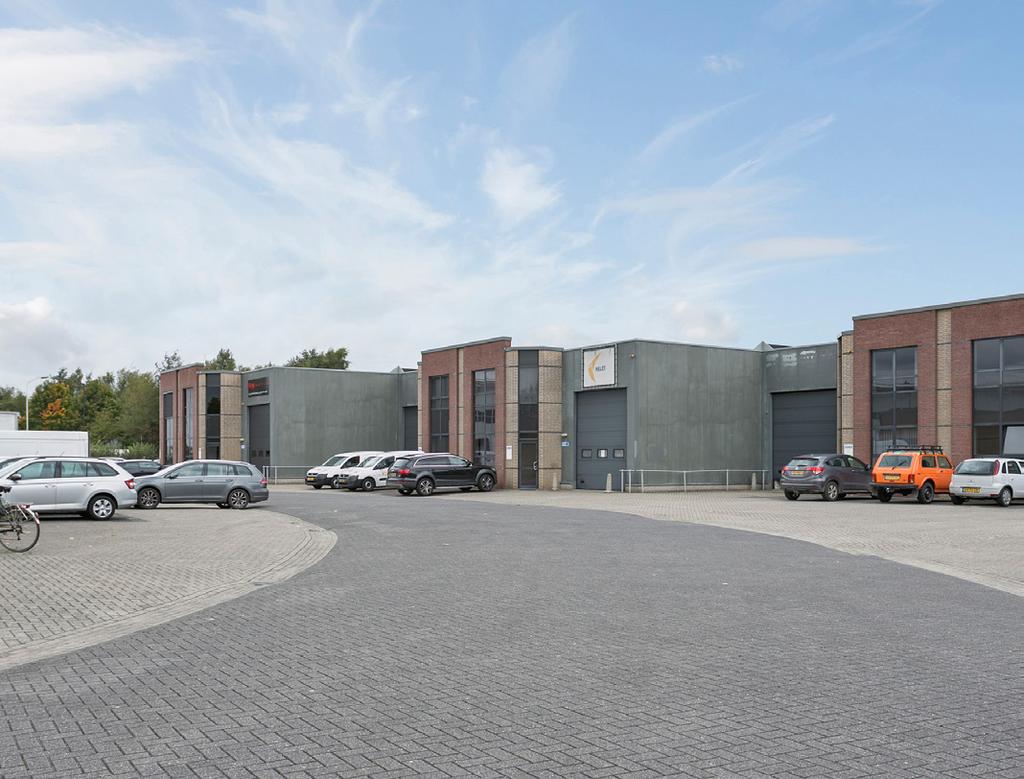 De bedrijfsruimte is circa 1.000 m² en de kantoorruimte van circa 325 m² is verdeeld over 2 bouwlagen. In de bedrijfsruimte is een entresolvloer gemonteerd.