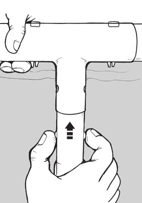 Steek nu de bovenkant van de poot in het T-stuk, knijp de springpinnen naar binnen en schuif de poot omhoog, totdat de spring pin omhoog komt. Bevestig een voet (6) aan elke poot (zie afbeelding 6.