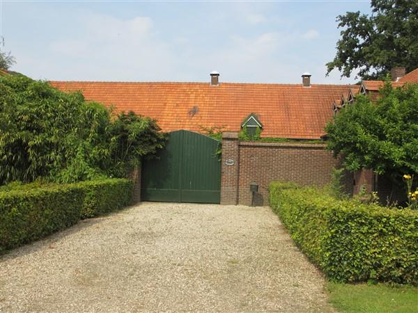 Bijzonderheden: Inhoud woongedeelte boerderij: ca. 560 m³. Woonoppervlakte: ca. 100 m². Het geheel is aangesloten op water, elektra en riolering.