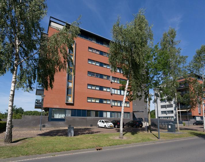 Kenmerken Uitstekend verzorgd, keurig afgewerkt instapklaar 3-kamer-hoekappartement met een terras van 17 m 2 op de 1 ste woonlaag met een vrij uitzicht over een park.