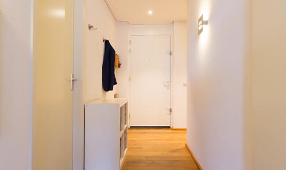 Appartement Keurig verzorgde gemeenschappelijke entree met bellentableau, brievenbussen en toegang tot de lift, bergingen en trappenhuis.